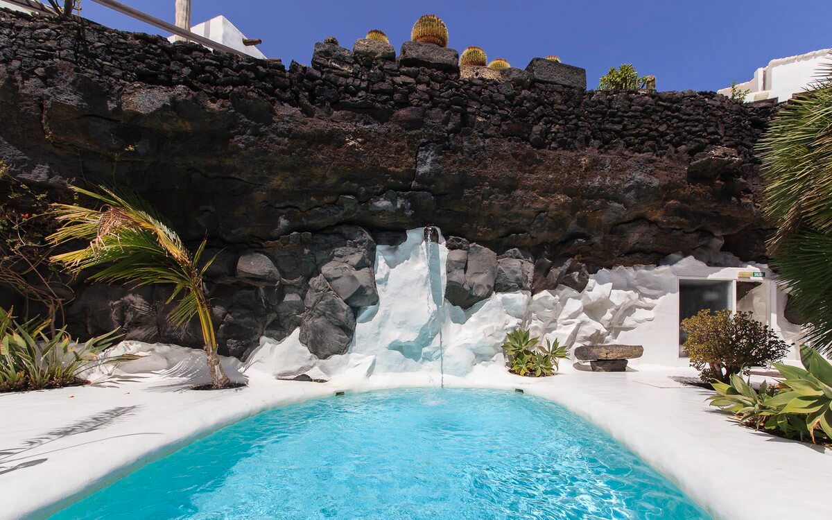 La piscina de la Fundación César Manrique. Fotografía de Ramón Pérez Niz.