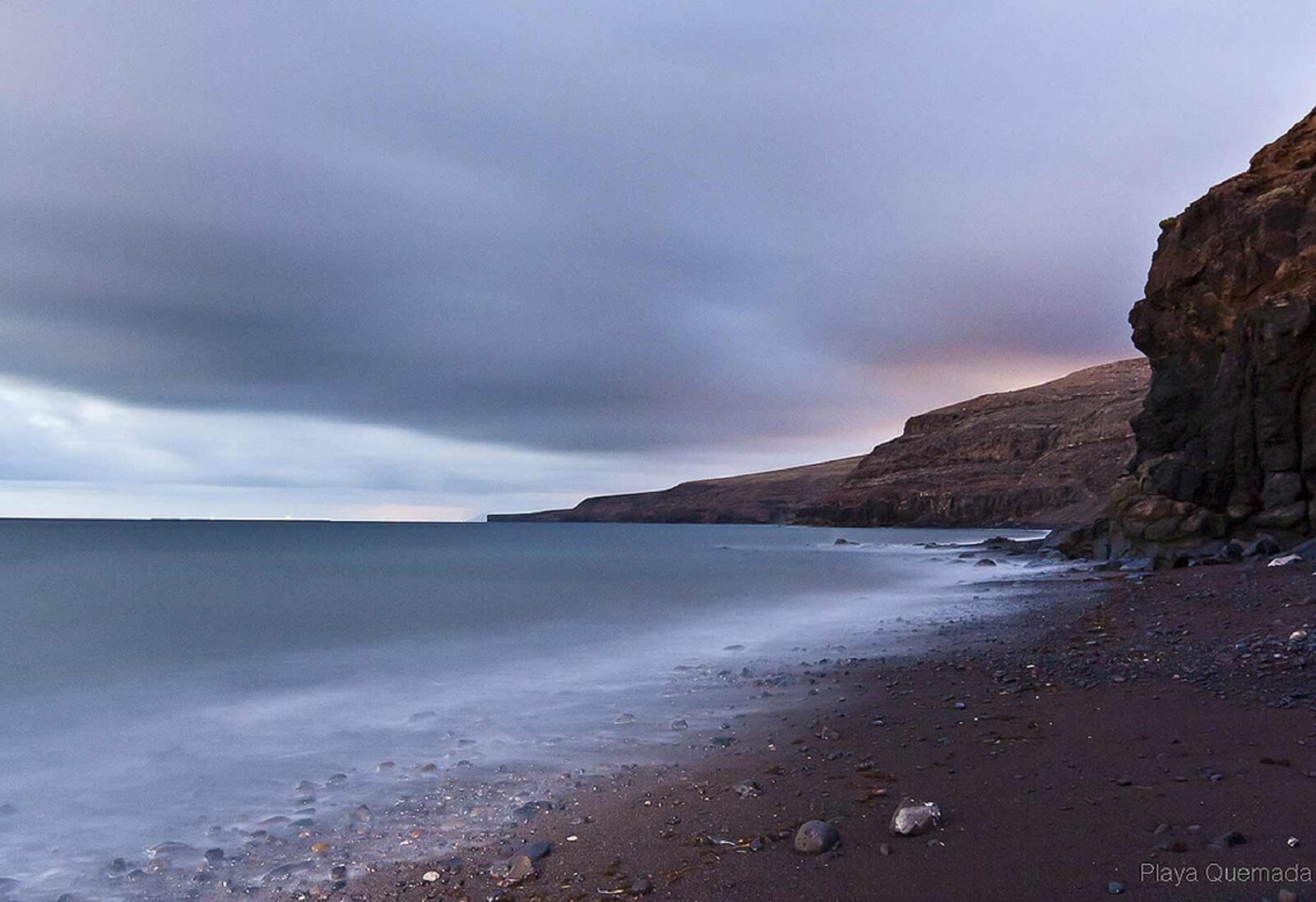 Playa Quemada a primera hora del día. Fotografía de Ramón Pérez Niz. 