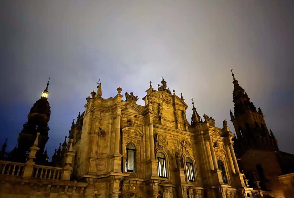 Catedral de Santiago de Compostela antes de que amanezca.