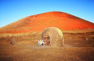 Bomba Volcánica de Montaña Colorada Lanzarote Paisajes de Marte en Lanzarote