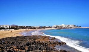 Panorámica de la Playa de Las Cucharas de Costa Teguise. Turismo en Lanzarote:  Lanzarote3.com