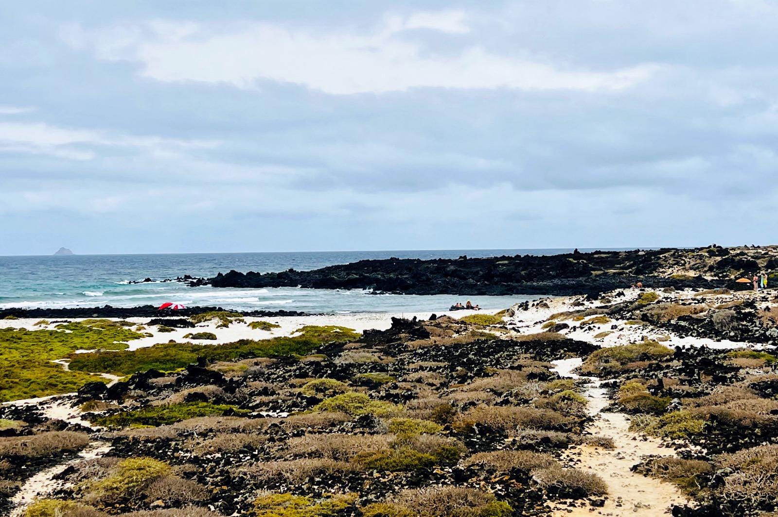 La Caleta del Mero, en Órzola: cala de jable blanco y aguas turquesas en el norte de Lanzarote, con planes cercanos y consejos prácticos