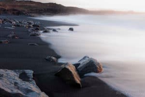 Orilla de la playa de Janubio al amanecer. Fotografía: Ramón Pérez Niz. 