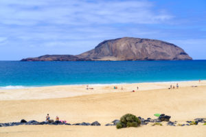 Playa Las Conchas de La Graciosa y postal a Montaña Clara. Fotografía: Ramón Pérez Niz.