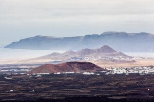 Vista desde Caldera Blanca: Mancha Blanca, Pico Colorado de Soo, Risco de Famara. Fotografía: Ramón Pérez Niz.