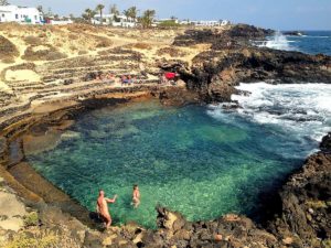 Charco del Palo. Nudismo en Lanzarote. Fotografía: Josechu Pérez Niz.