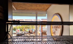 El grill va a ser la esencia de La Terraza Grill de Costa Teguise. Fotografía: Josechu Pérez Niz. 