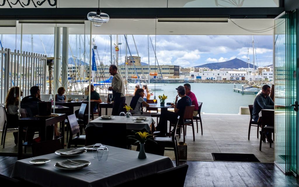 Terraza del Restaurante Lilium de Orlando Ortega en Marina Lanzarote Arrecife Fotografía Ramón Pérez Niz