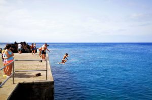 Saltos al mar en el Muelle Chico, Puerto del Carmen. Fotografía: Josechu Pérez Niz. 