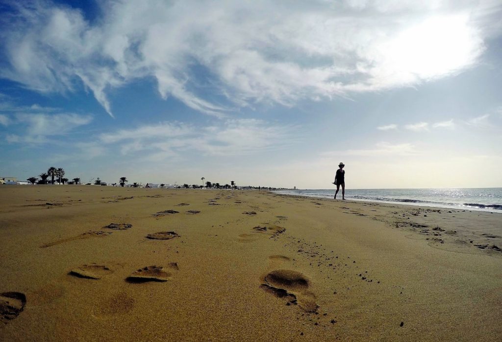 Paseo por la orilla de Playa Guacimeta en Playa Honda Lanzarote Playas de Lanzarote Fotografía Josechu Pérez Niz