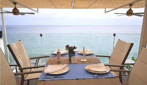 Terraza del Restaurante Sebastyan´s Atlantic Lounge, Puerto del Carmen. Fotografía: Josechu Pérez Niz. 