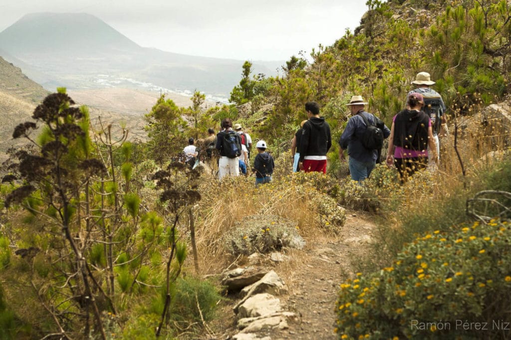 Senderistas en el Sendero Haría El Bosquecillo Lanzarote Fotografía Ramón Pérez Niz