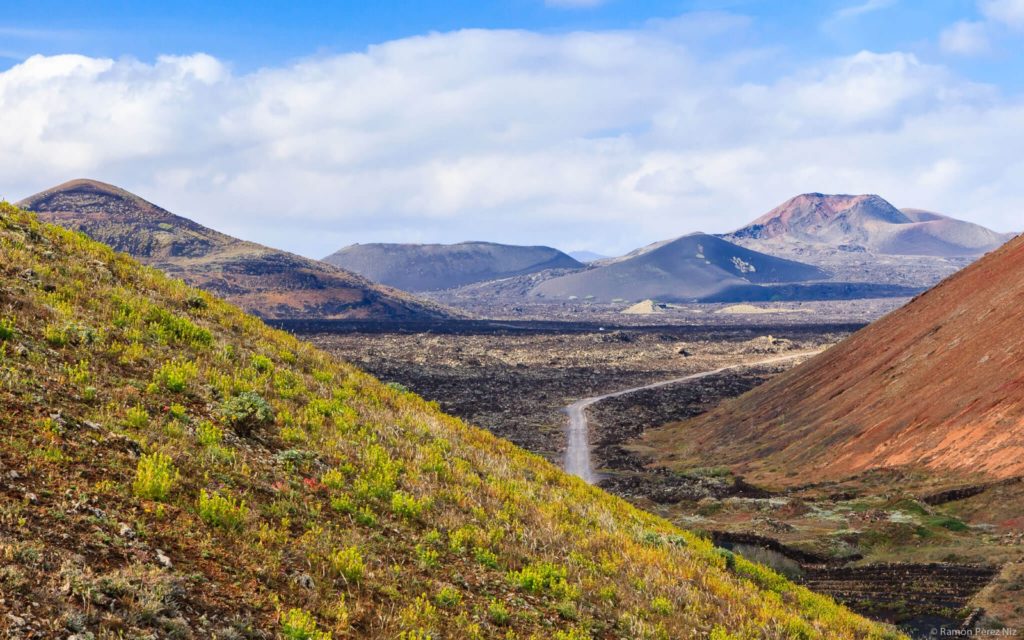 En el horizonte Montaña Santa Catalina, la Caldera de la Rilla y Montaña del Señalo. Fotografía: Ramón Pérez Niz