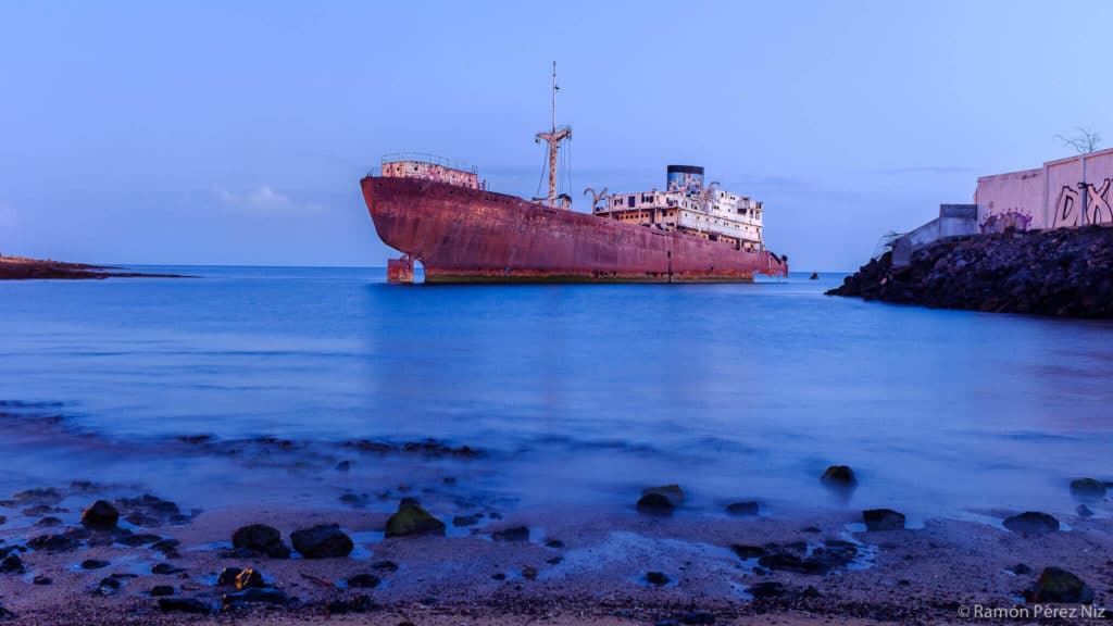Cala desde la que se contempla el Telamón barco abandonado en Lanzarote Fotografía Ramón Pérez Niz
