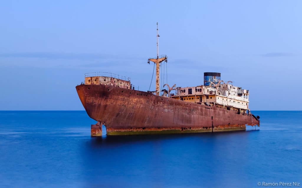 Barco Telamón abandonado en el litoral de Lanzarote Fotografía Ramón Pérez Niz