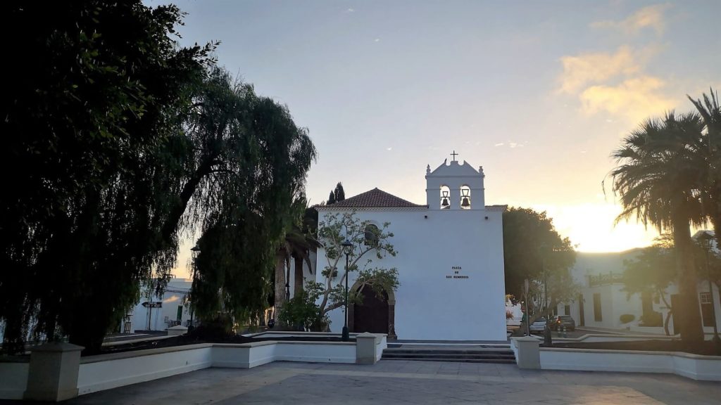 Plaza de los Remedios de Yaiza, punto de inicio de la quinta y última etapa de Camino Natural de Lanzarote. Fotografía: Josechu Pérez Niz.