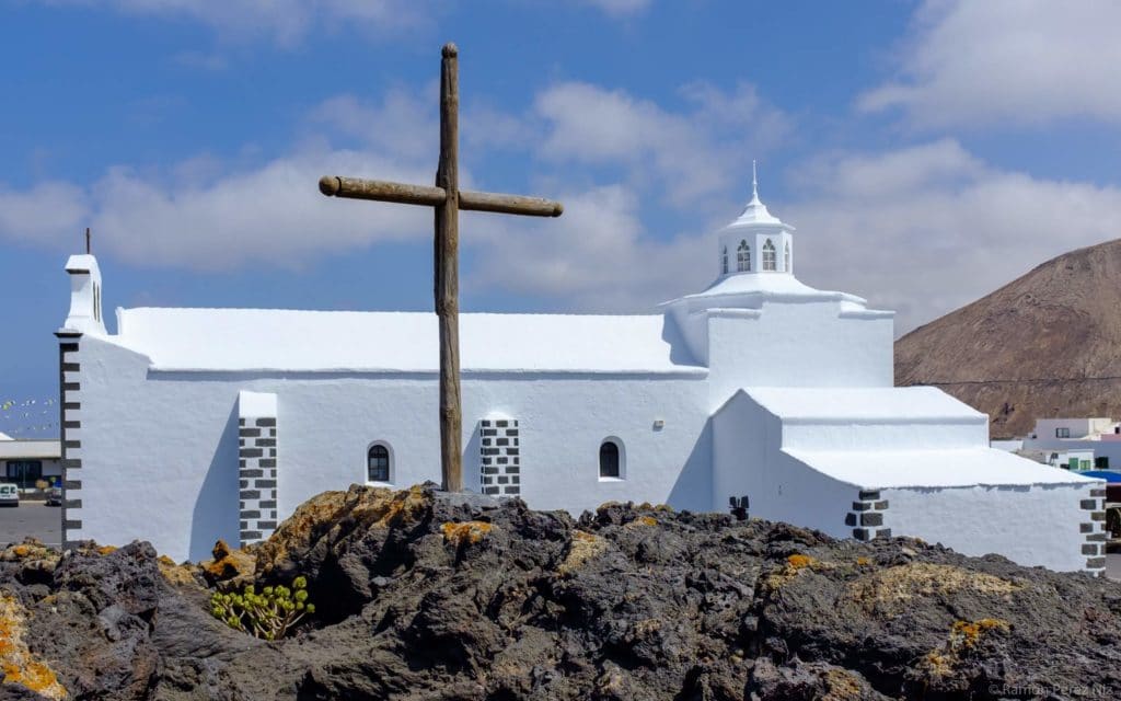 La cruz al borde de Mancha Blanca, justo donde se interrumpieron las erupciones en Mancha Blanca en 1730. Fotografía: Ramón Pérez Niz