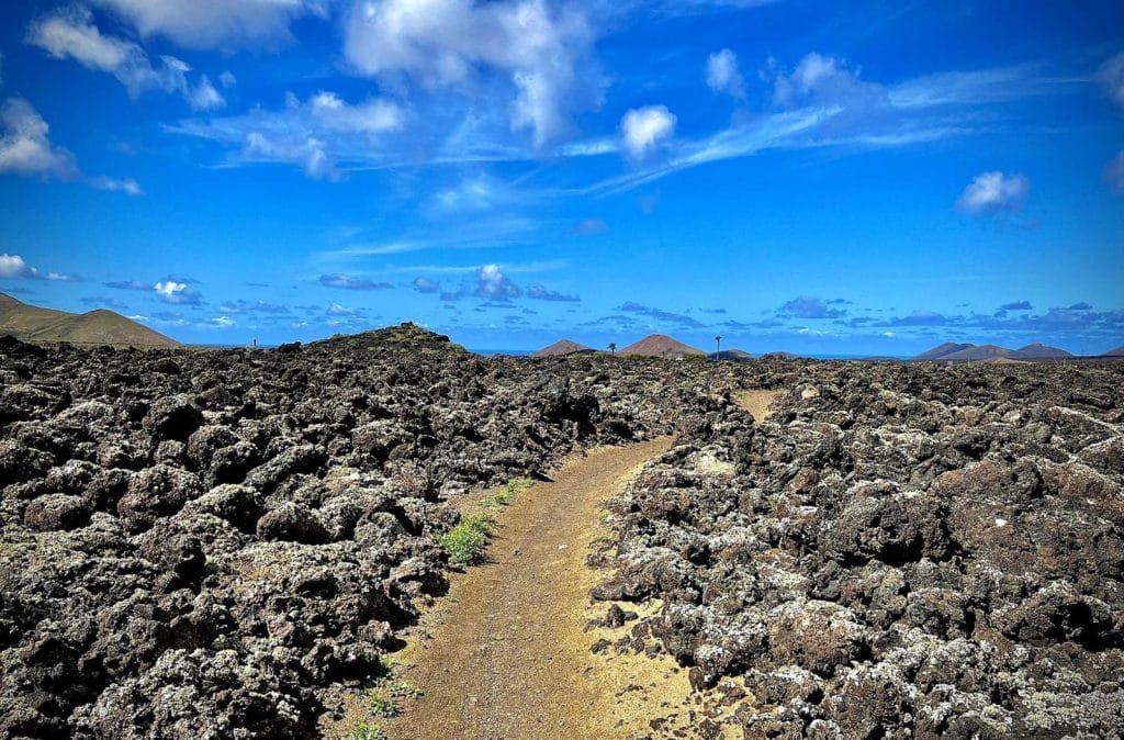 La vereda entre lavas volcánicas del Camino de los Camellos de Lanzarote. Fotografía: Lanzarote3.com