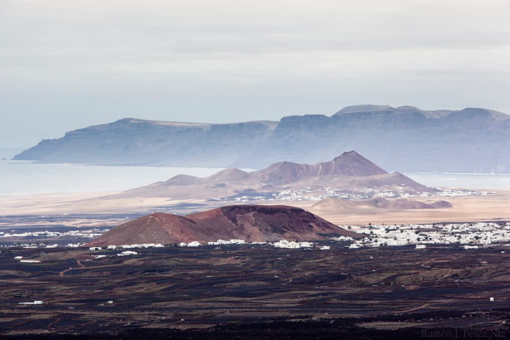 Contraste del mar de lavas y las montañas antiguas de Mancha Blanca. Fotografía: Ramón Pérez Niz.