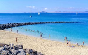 Vista de Playa Dorada en Playa Blanca. En el horizonte Isla de Lobos y Fuerteventura. Fotografía: Ramón Pérez Niz. 