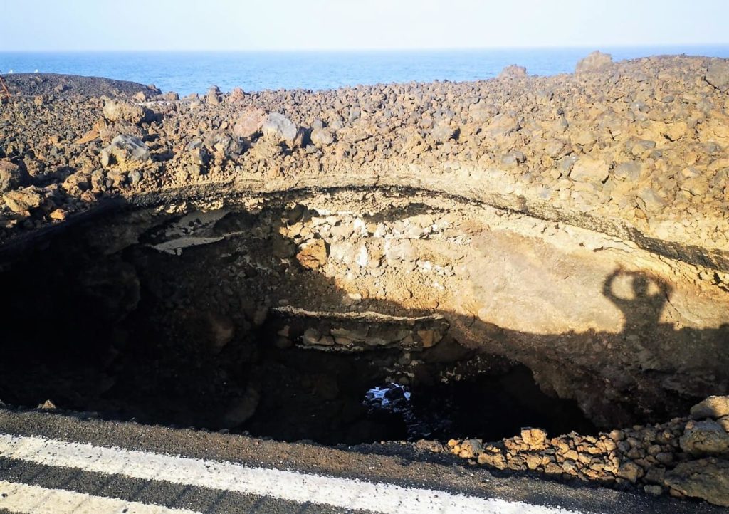 Socavón volcánico de la carretera de Los Hervideros. Sendero Janubio-El Golfo. Fotografía: Josechu Pérez Niz.
