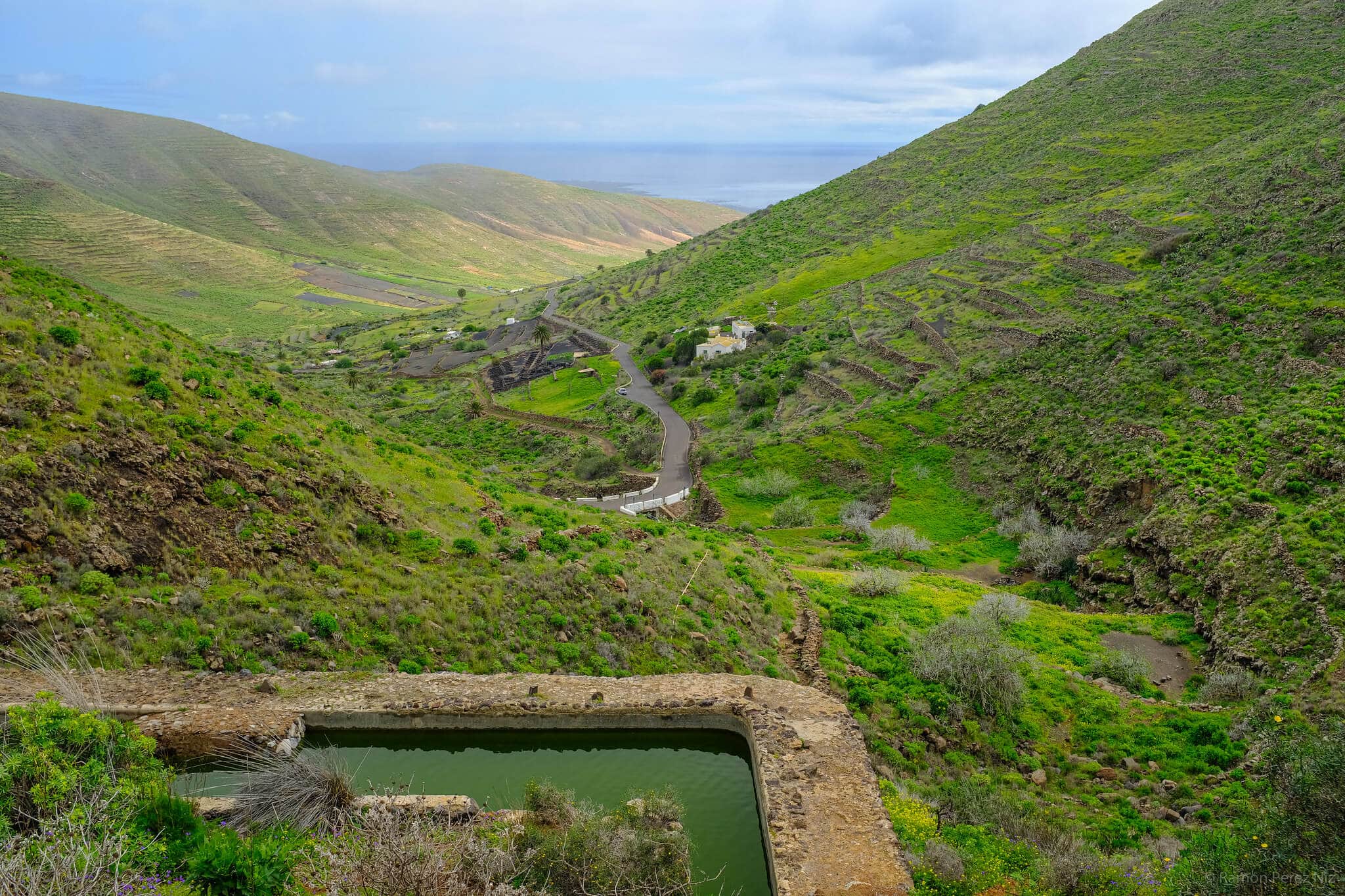 La Fuente de Chafariz con agua y el Valle de Temisa verde que te quiero verde. Fotografía: Ramón Pérez Niz.