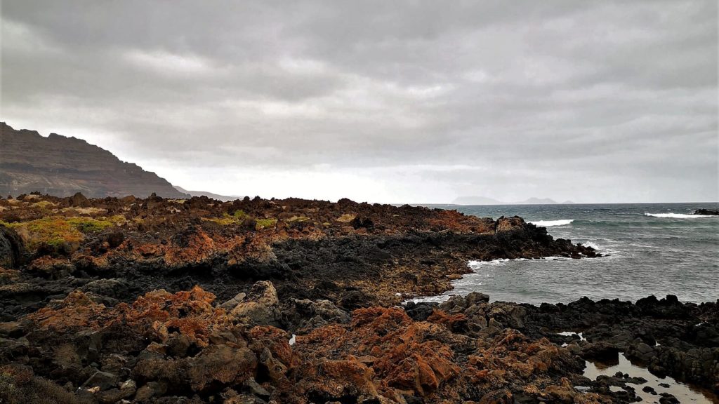 El Camino Natural de Lanzarote se inicia a nivel del mar, en el Puerto de Órzola. Panorámica del Atlántico y el Risco de Famara. Fotografía: Josechu Pérez Niz.