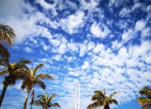 Mástiles y "reggaton" de nubes en Puerto Calero. 