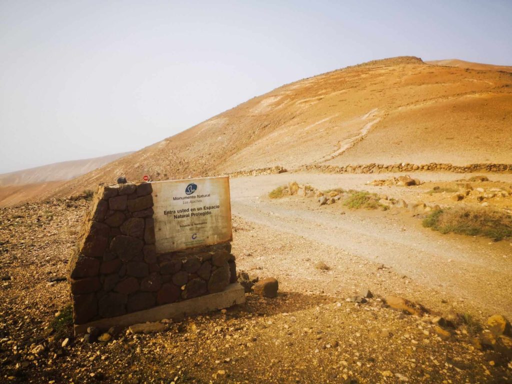 Entrada al Monumento Natural de Los Ajaches. En breve la amplia pista que usábamos cambiará a una estrechísima vereda de cabras.