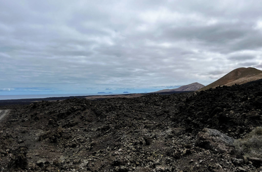 Alegranza, Montaña Clara, La Graciosa en el horizonte tras el mar interminable de lavas.