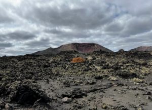 El cráter de la Montaña Mazo, Timanfaya. Lanzarote bajo el Volcán. Sendero Los Miraderos a Playa de las Malvas. Fotografía: Josechu Pérez Niz. 