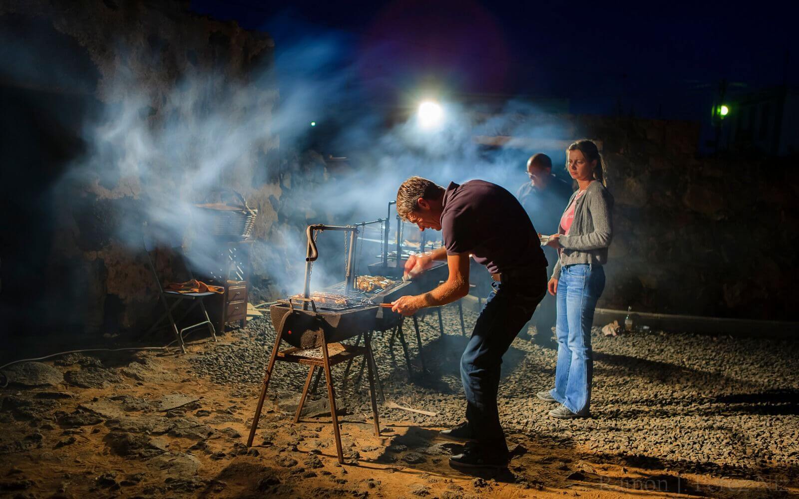 Piñas al fuego por San Juan. Lanzarote. Fotografía: Ramón Pérez Niz.