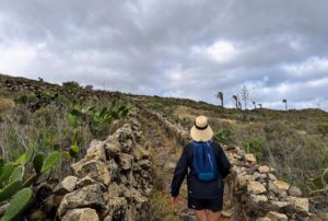 Senderismo entre Máguez, la Atalaya de Haría y las Cuevas de Ventura. Senderismo en el norte de Lanzarote. Senderismo en Haría.