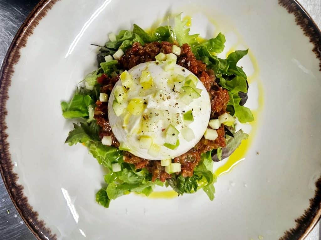 La burrata fresca con tartar de tomates y manzana.