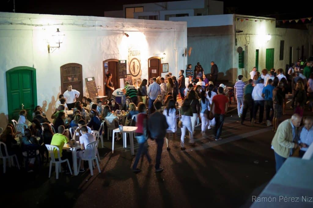 Pasándolo bien. Noche Blanca de Teguise. Fotografía: Ramón Pérez Niz.