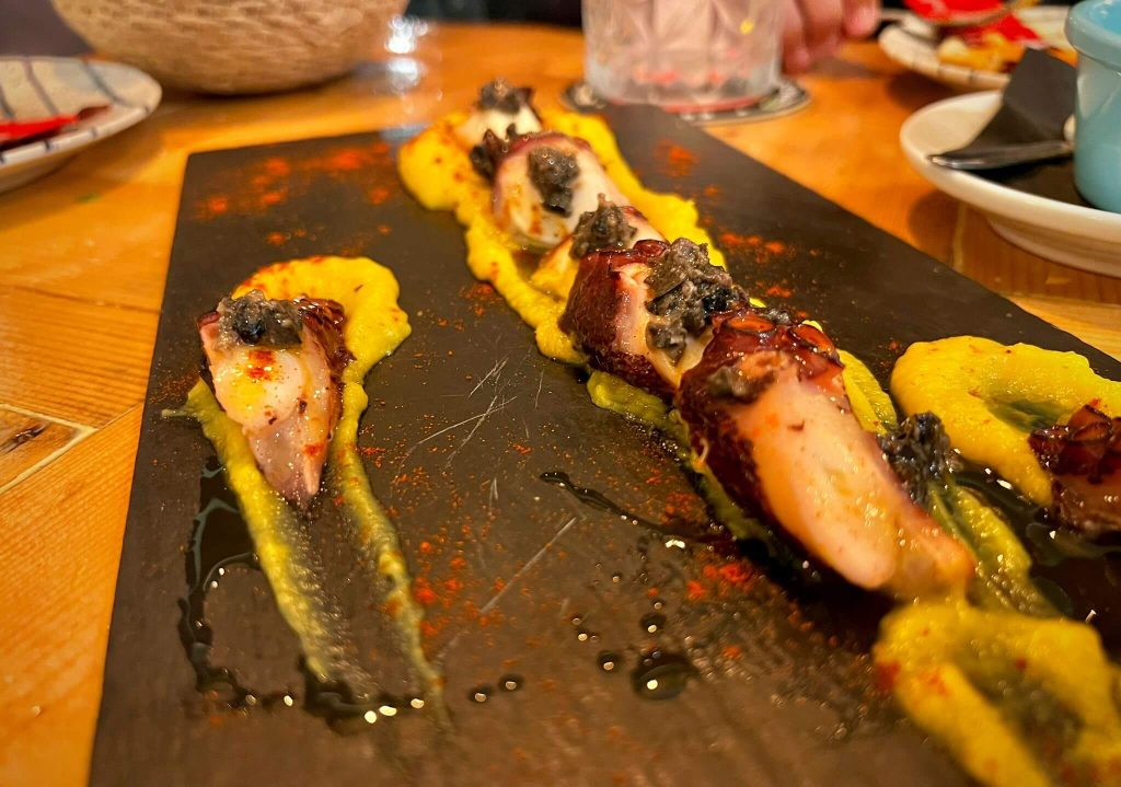 Pulpo, batata yema, tapenade de anchoa y aceituna negra