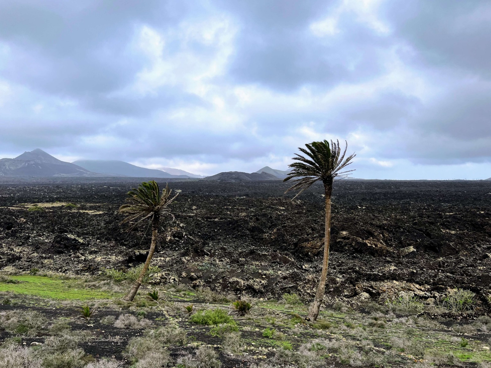 Senderismo volcánico en Lanzarote. Circular a la Montaña Los Rostros. Fotografía: Josechu Pérez Niz.