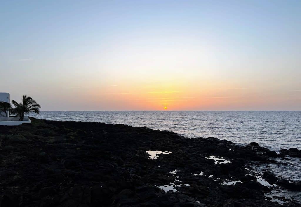 Amanece en Costa Teguise. Del Mar al Río, punto de inicio del sendero Costa Teguise-Famara. Fotografía: Josechu Pérez Niz.