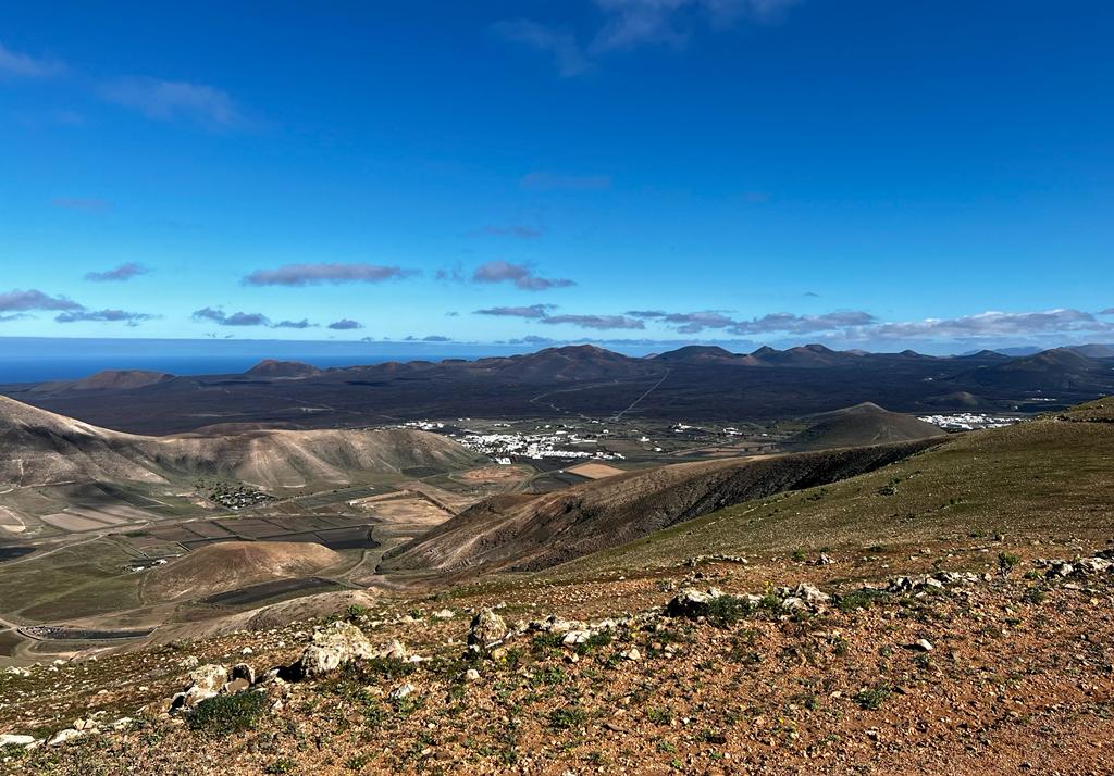 Vistas de Yaiza y Timanfaya desde lo alto del Valle de Fenauso.