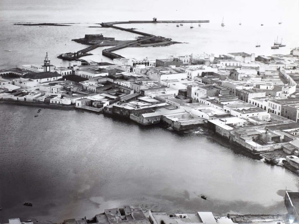 La Puntilla, la Iglesis de San Ginés, el Puente de las Bolas y el Castillo de San Gabriel.