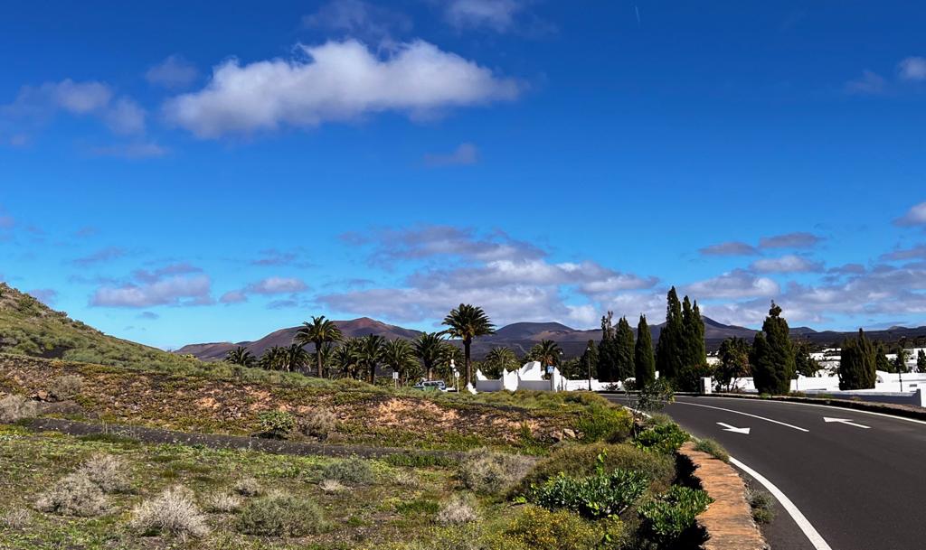 De vuelta a Yaiza. En el horizonte Las Montañas del Fuego.