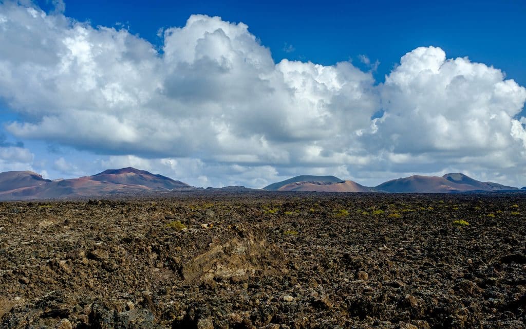 Malpaís y volcanes desde el entorno de Montaña La Vieja de Uga. Fotografía: Ramón Pérez Niz.