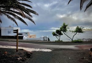 Planes perfectos en Costa Teguise: paseo por el litoral y chapuzón