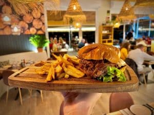 Sabor Ahumado, enclavado con vistas a Los Pocillos, en Puerto del Carmen, es un "sota, caballo, rey" de carnes premium y burgers top. 