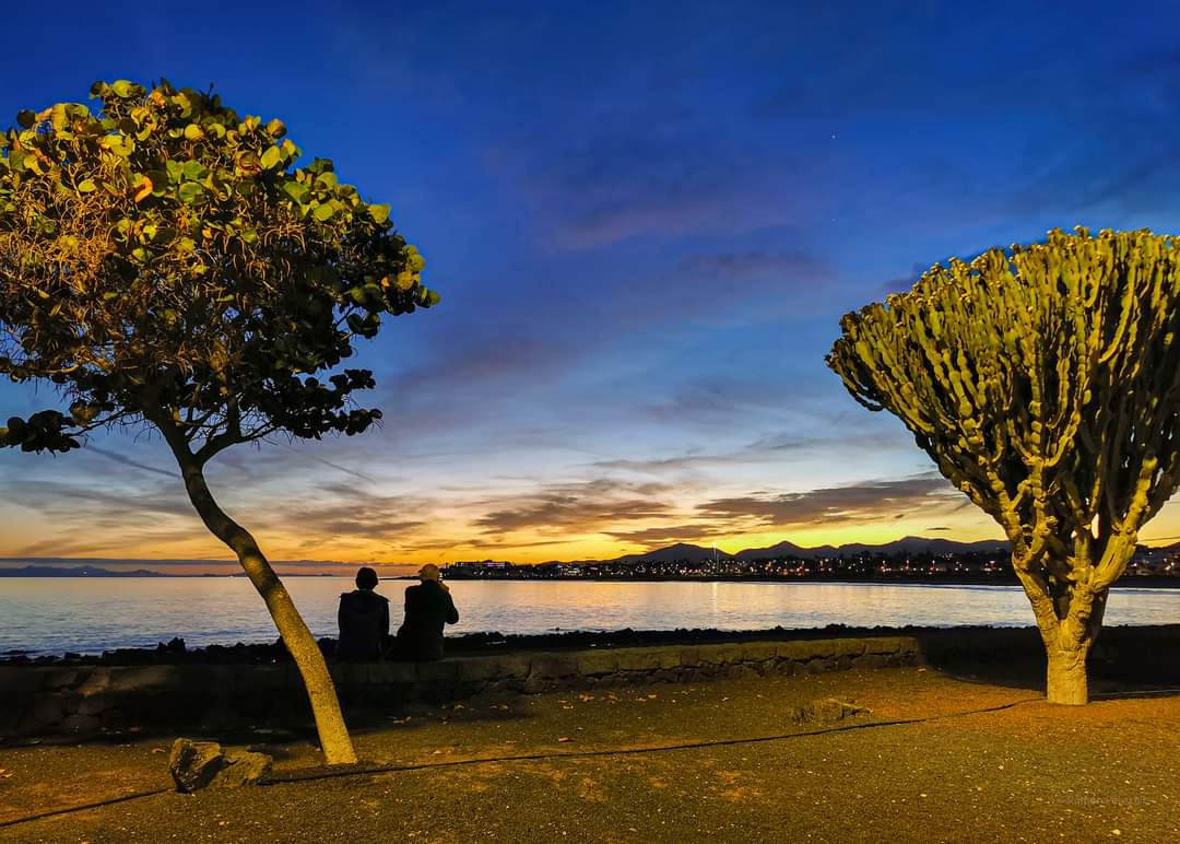 Atardecer en la playa de Los Pocillos, Puerto del Carmen. Fotografía: Ramón Pérez Niz.