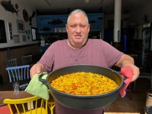 Juan Carlos El Pichón, 30 años de cocina canaria al borde de la piscina de Punta Mujeres.