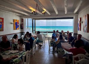 Comedor con conexión atlántica. La Nasa, Arrieta. Fotografía: Josechu Pérez Niz. 