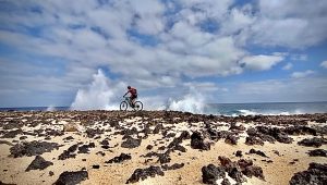 Lanzarote en bicicleta: 6 rutas para conocer la isla en bici.