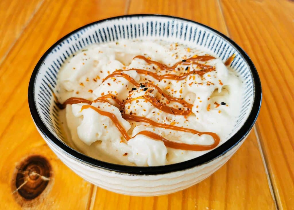 Natillas con chatilly de coco y caramelo salado. Fotografía: Ramón Pérez Niz.