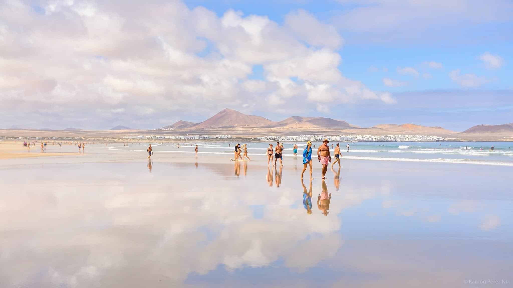 Famara, paseo por la orilla con marea vacía. Fotografía: Ramón Pérez Niz.